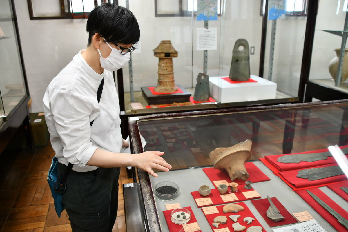 展示品を説明する学芸員の伴さん