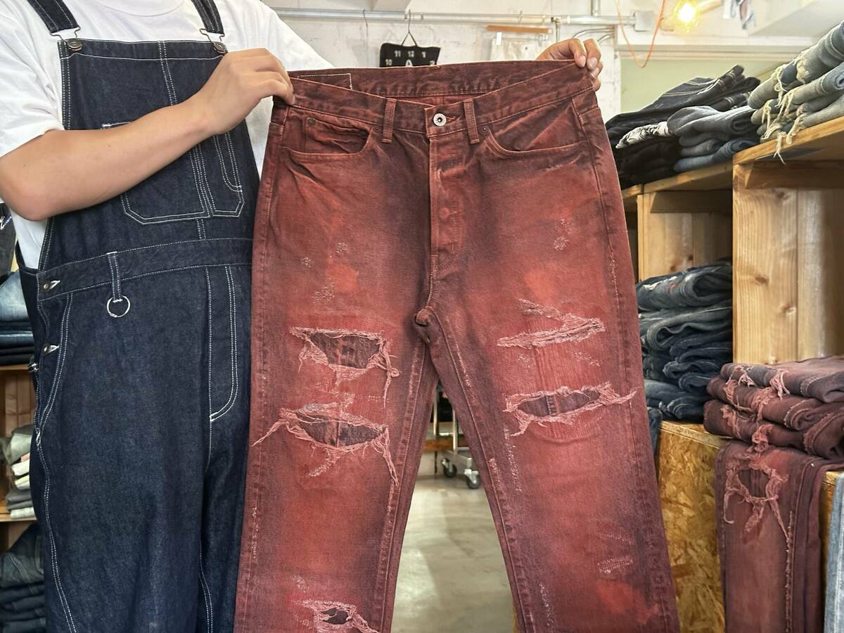ベンガラ染めの赤いダメージジーンズ