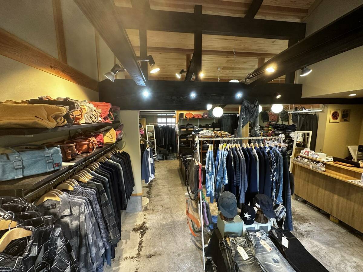 古い建物の梁を生かした店内