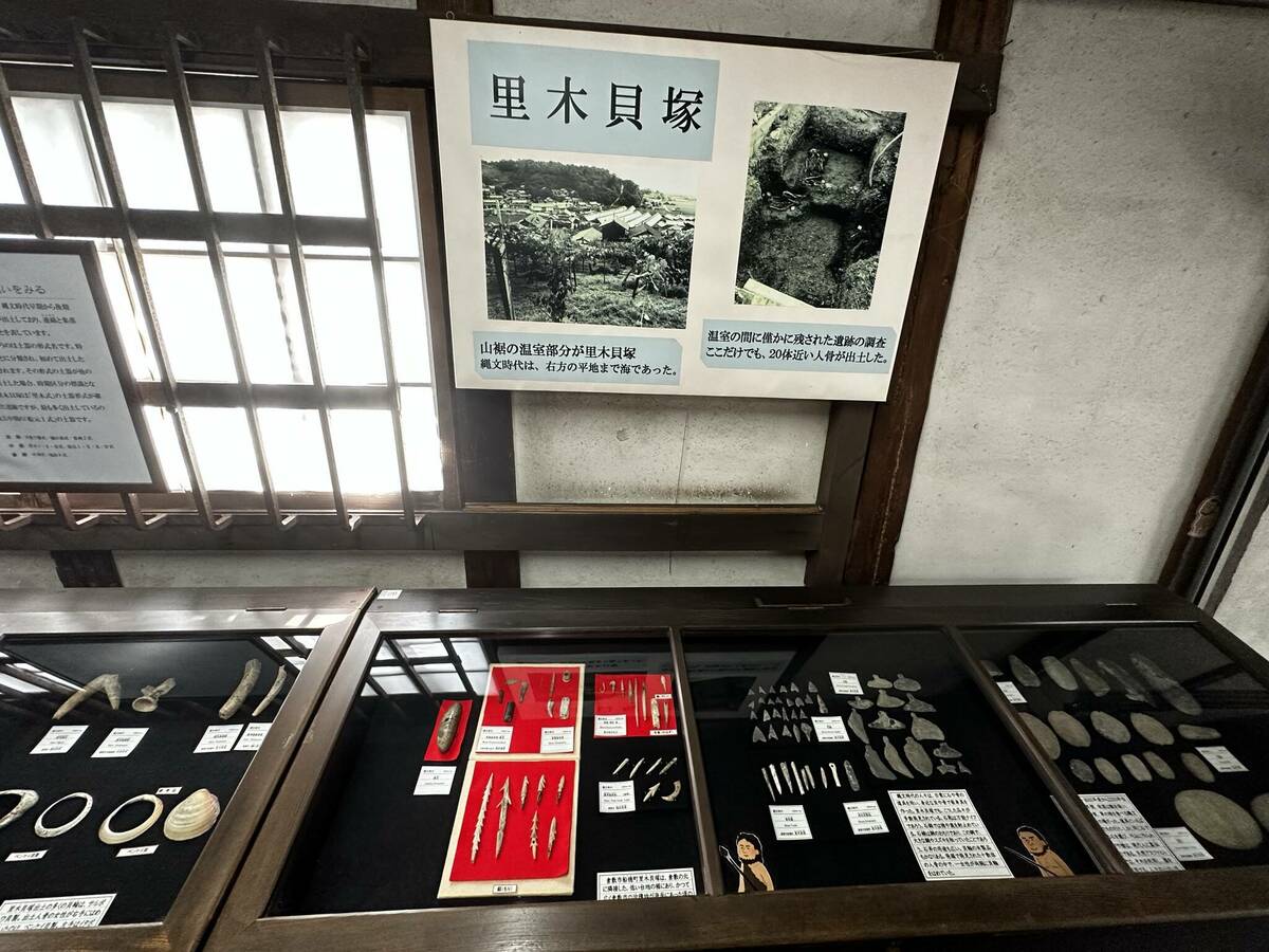 針や装身具などの出土品