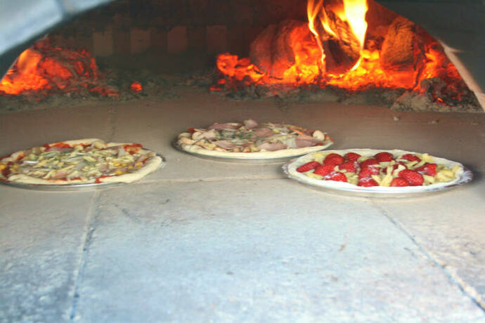 窯の中で焼けるピザ