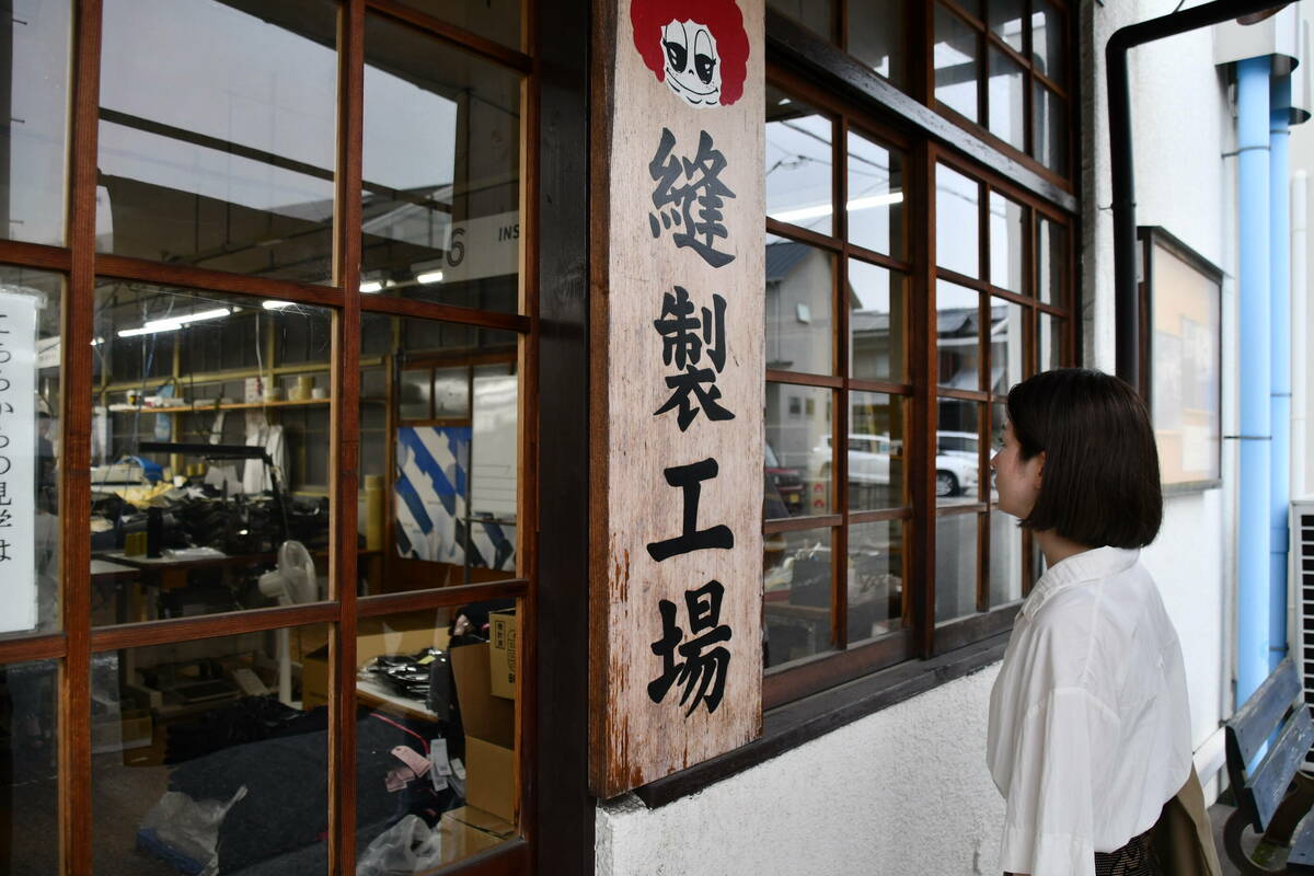 工場内を真剣な眼差しで見学するNさん