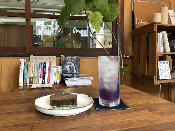 カフェ店内とドリンク