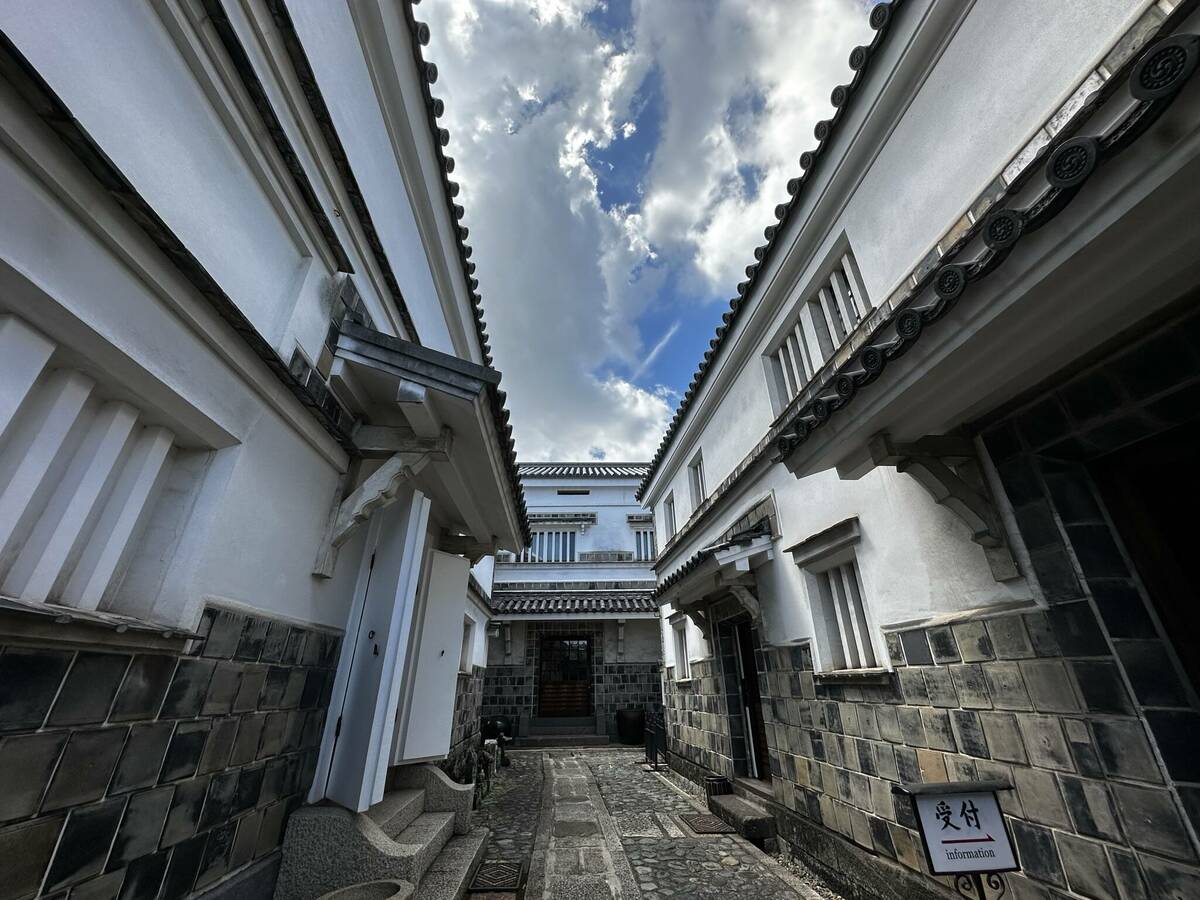 倉敷民藝館中庭の石畳