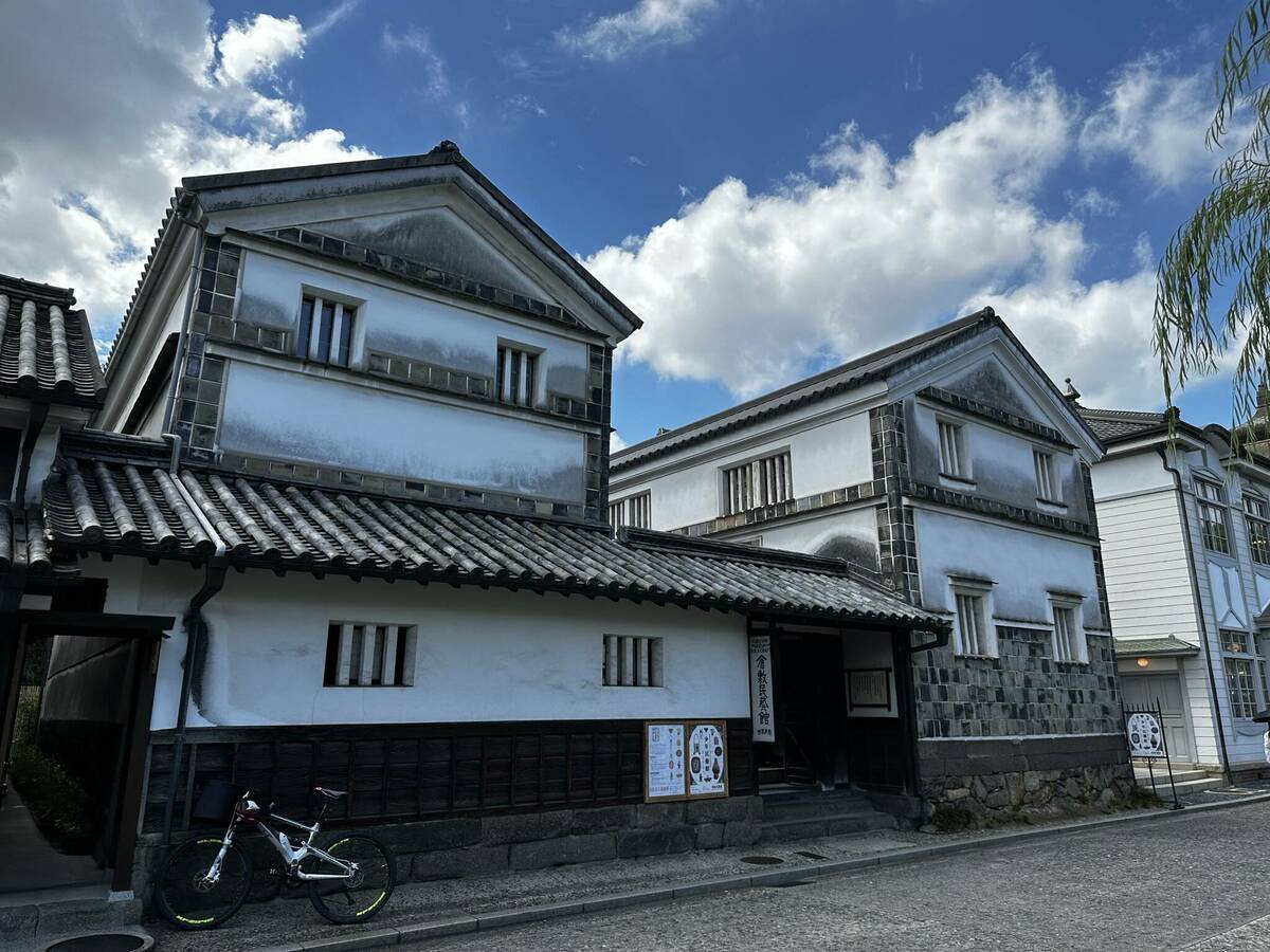 蔵造りの倉敷民藝館外観と青空