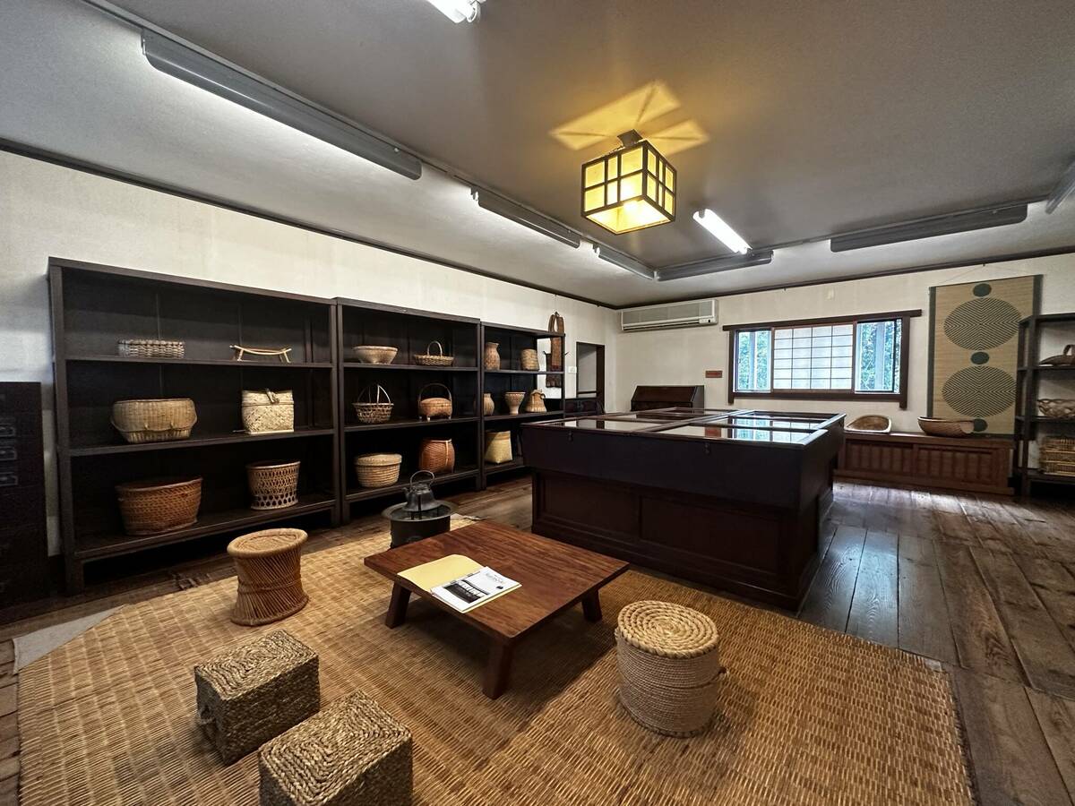 展示室の籠と椅子