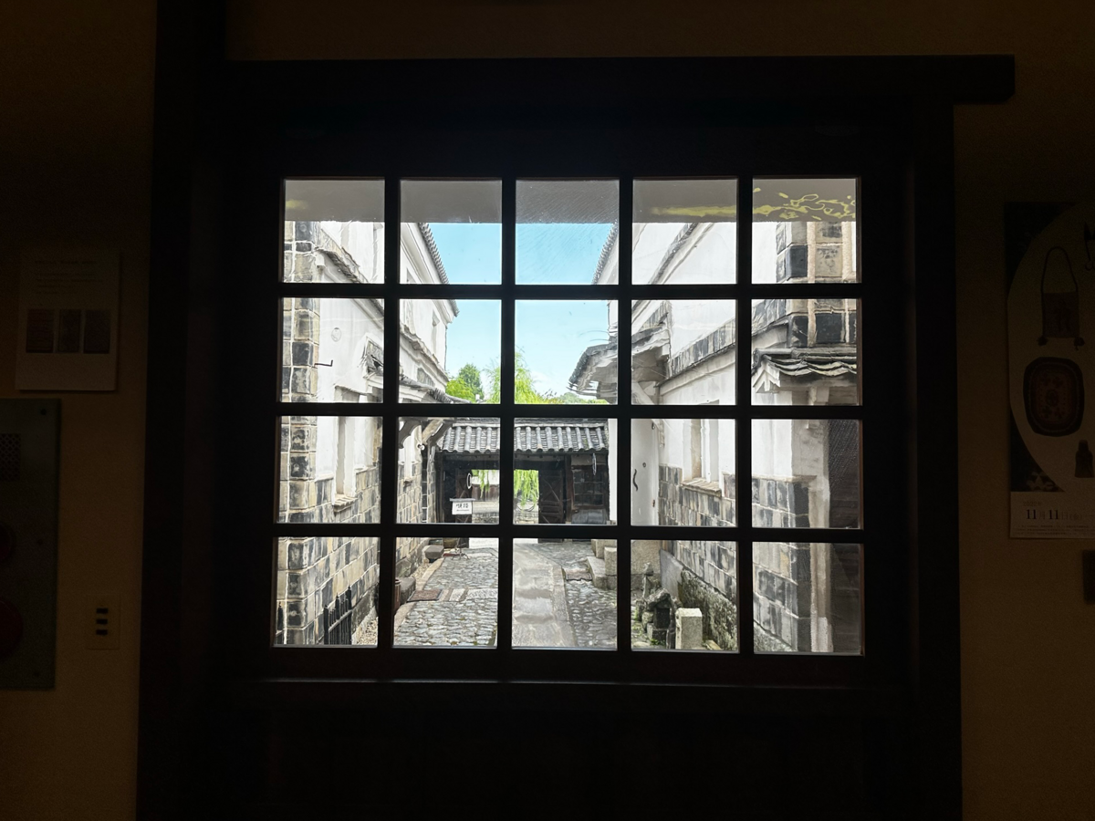 建物の窓から見た中庭