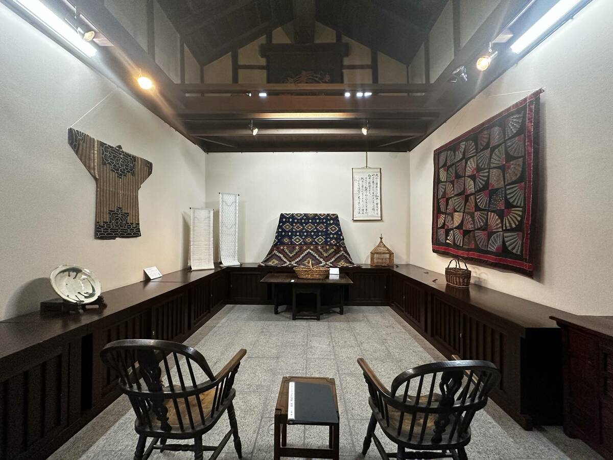 展示室の椅子とタペストリー