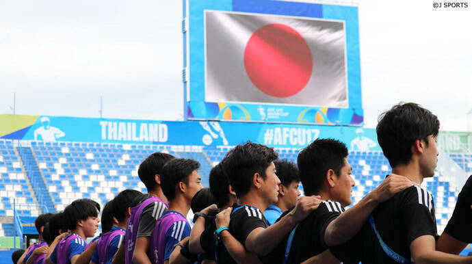 U-17サッカー日本代表メンバーと応援席