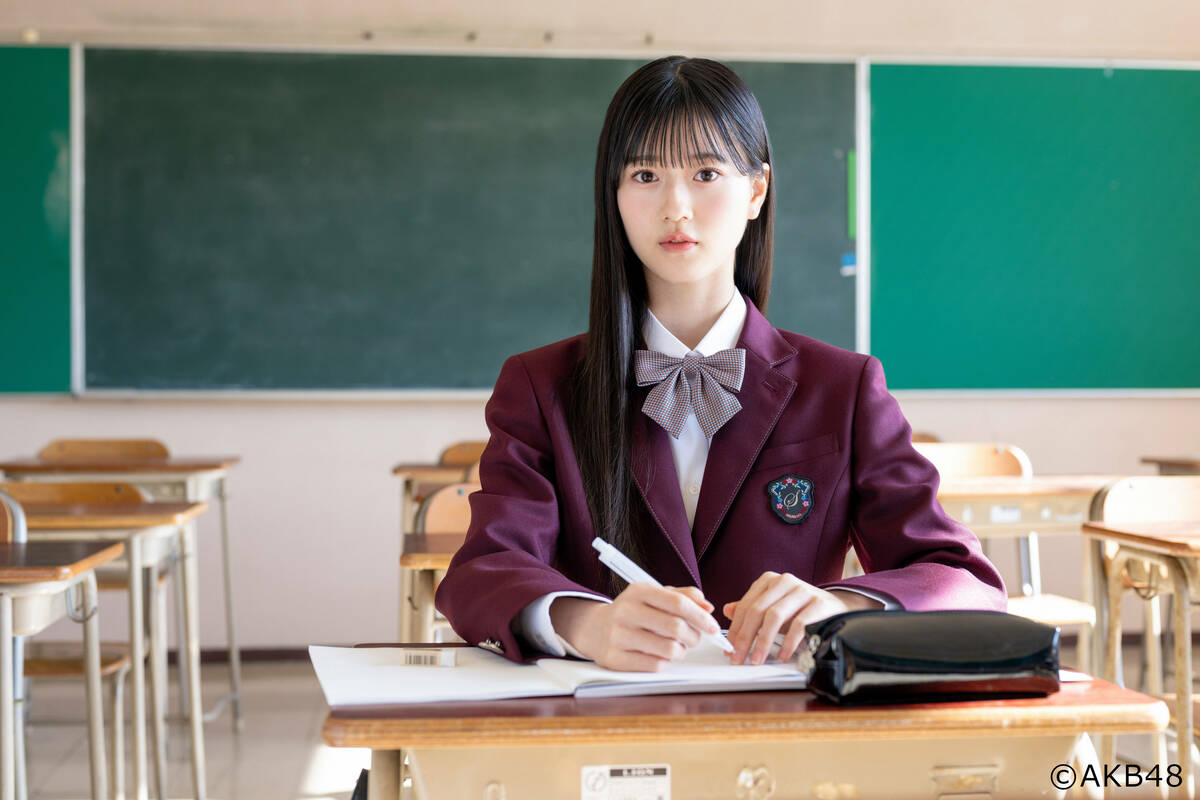 教室の席に座るAKB48 18期研究生 八木愛月さん