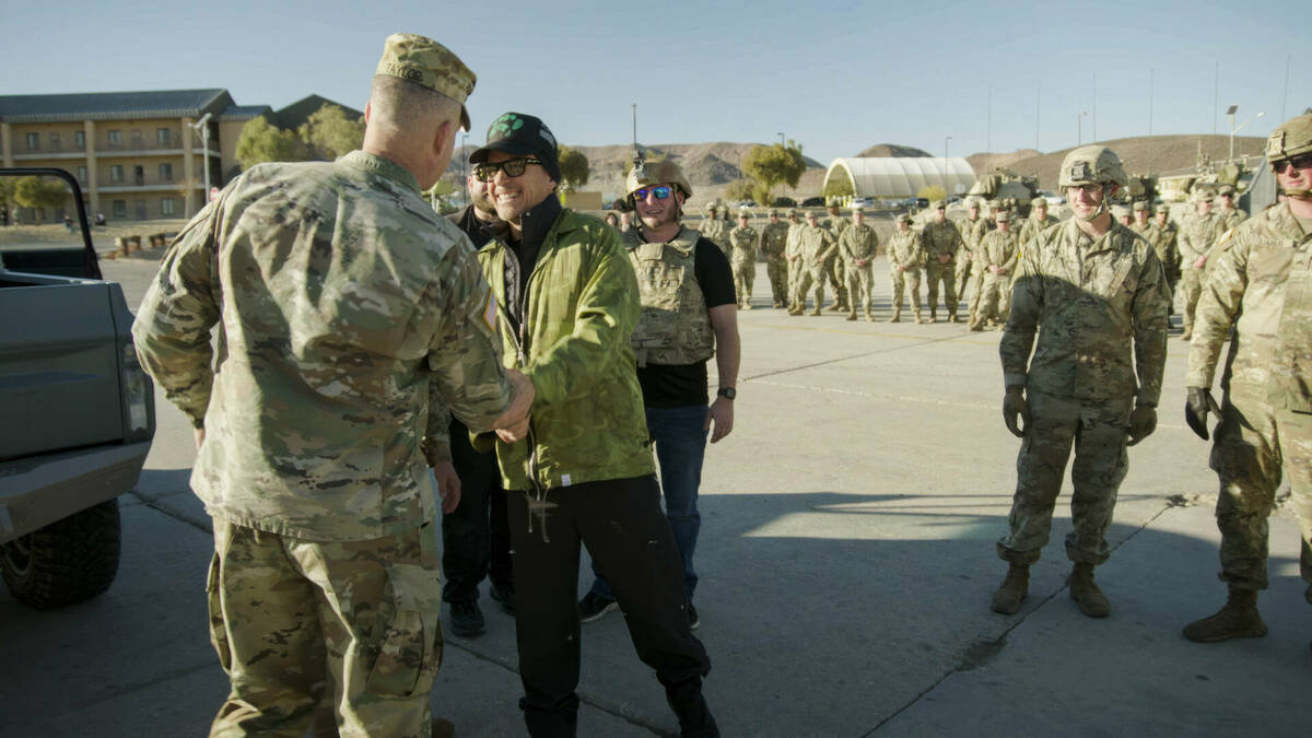米軍兵士と握手するロバート・ダウニー・Jr.