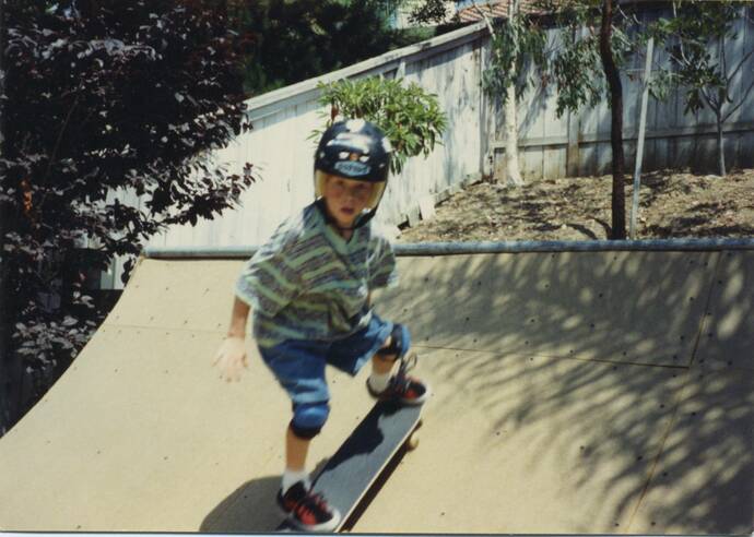スケートボードに乗る幼少期のショーン・ホワイト
