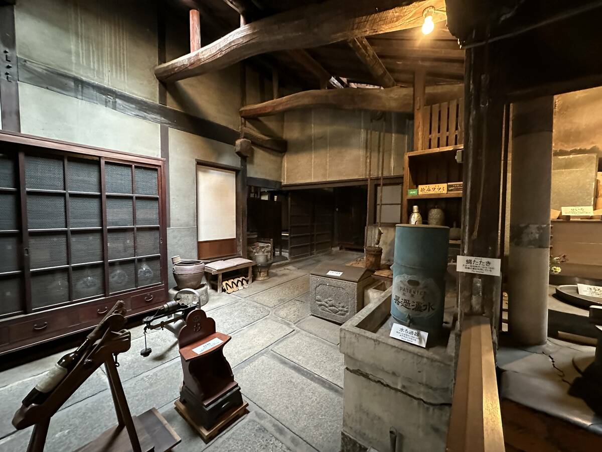 古い道具の並ぶ台所