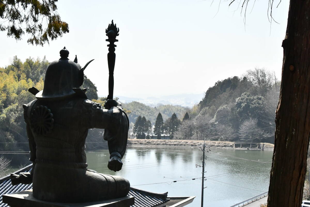 池を見下ろす毘沙門天像