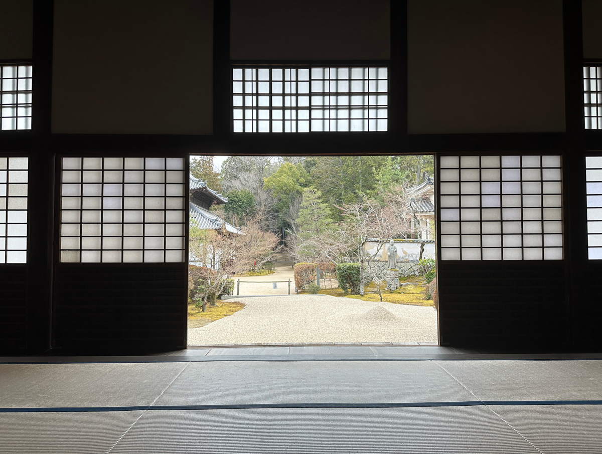 本殿から庭を望む