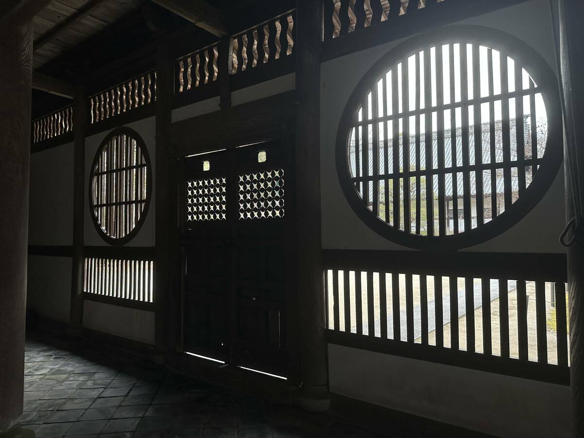 明かり取りの丸窓と桟