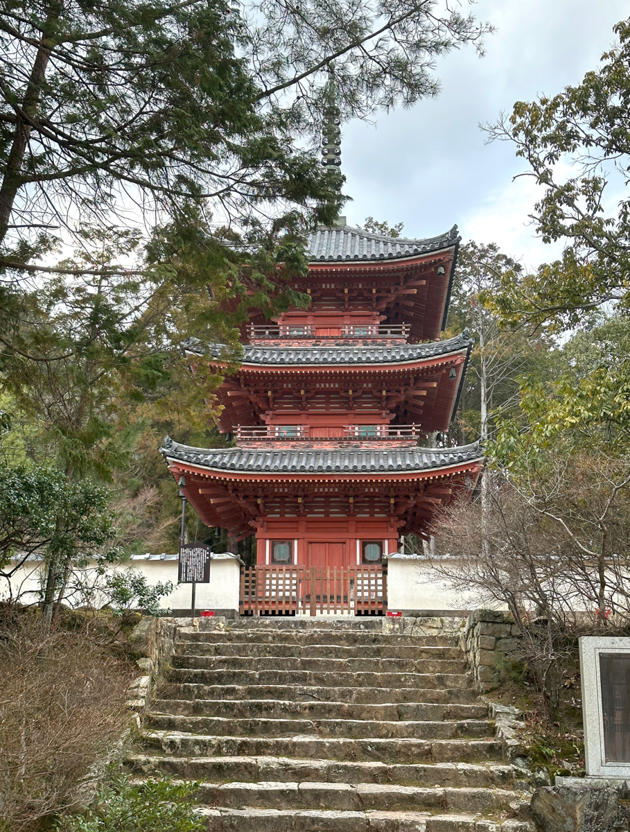 朱色の三重塔
