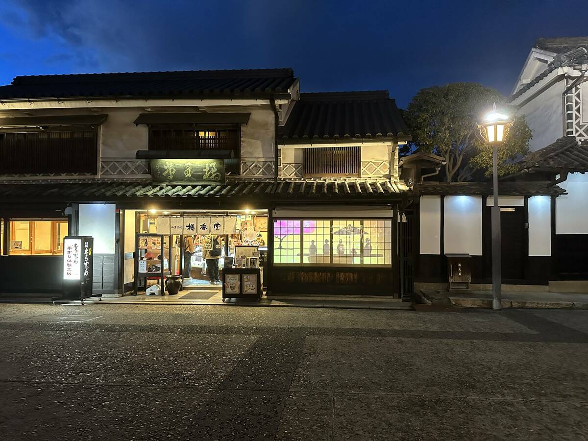 橘香堂美観地区店の影絵
