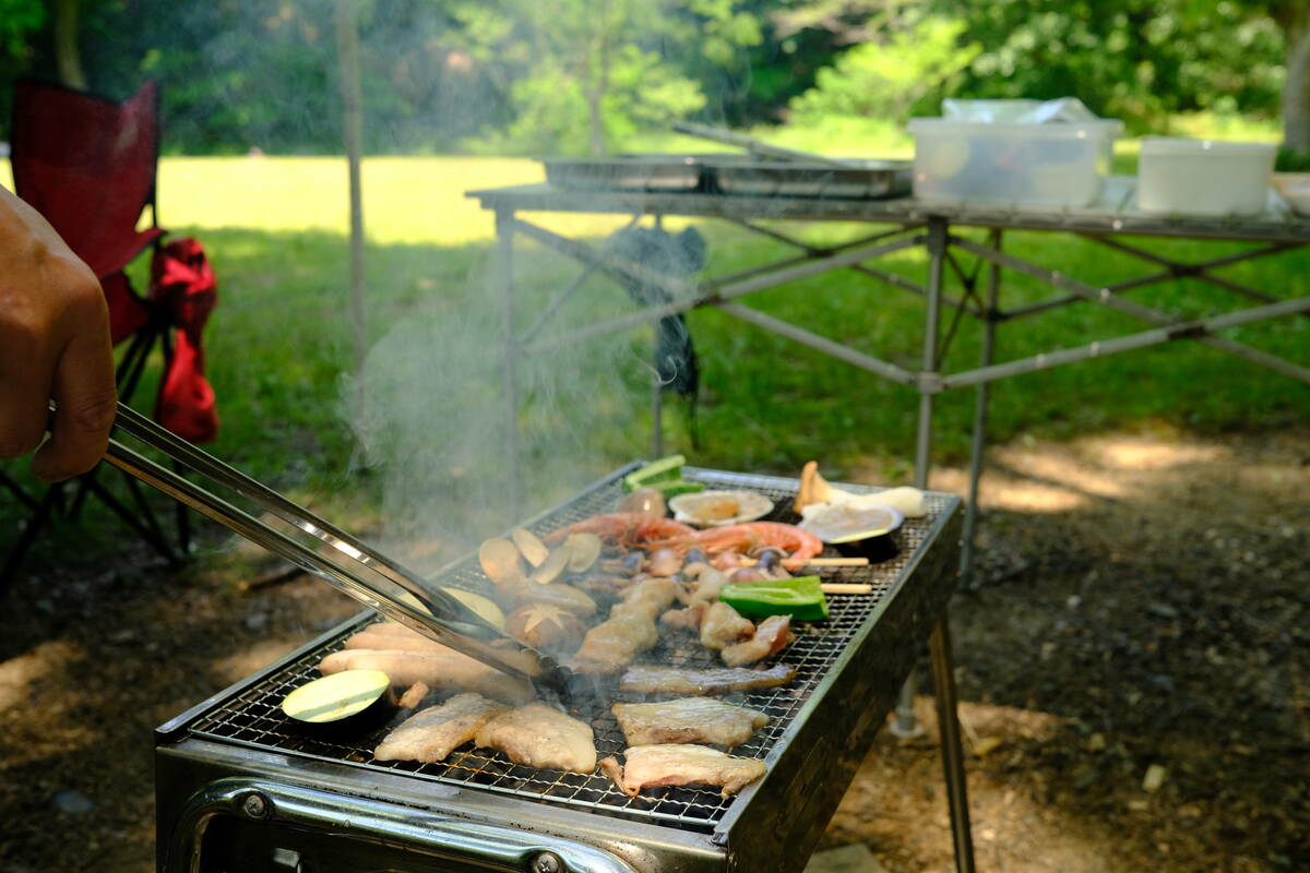 おいしそうな煙の上がるグリル