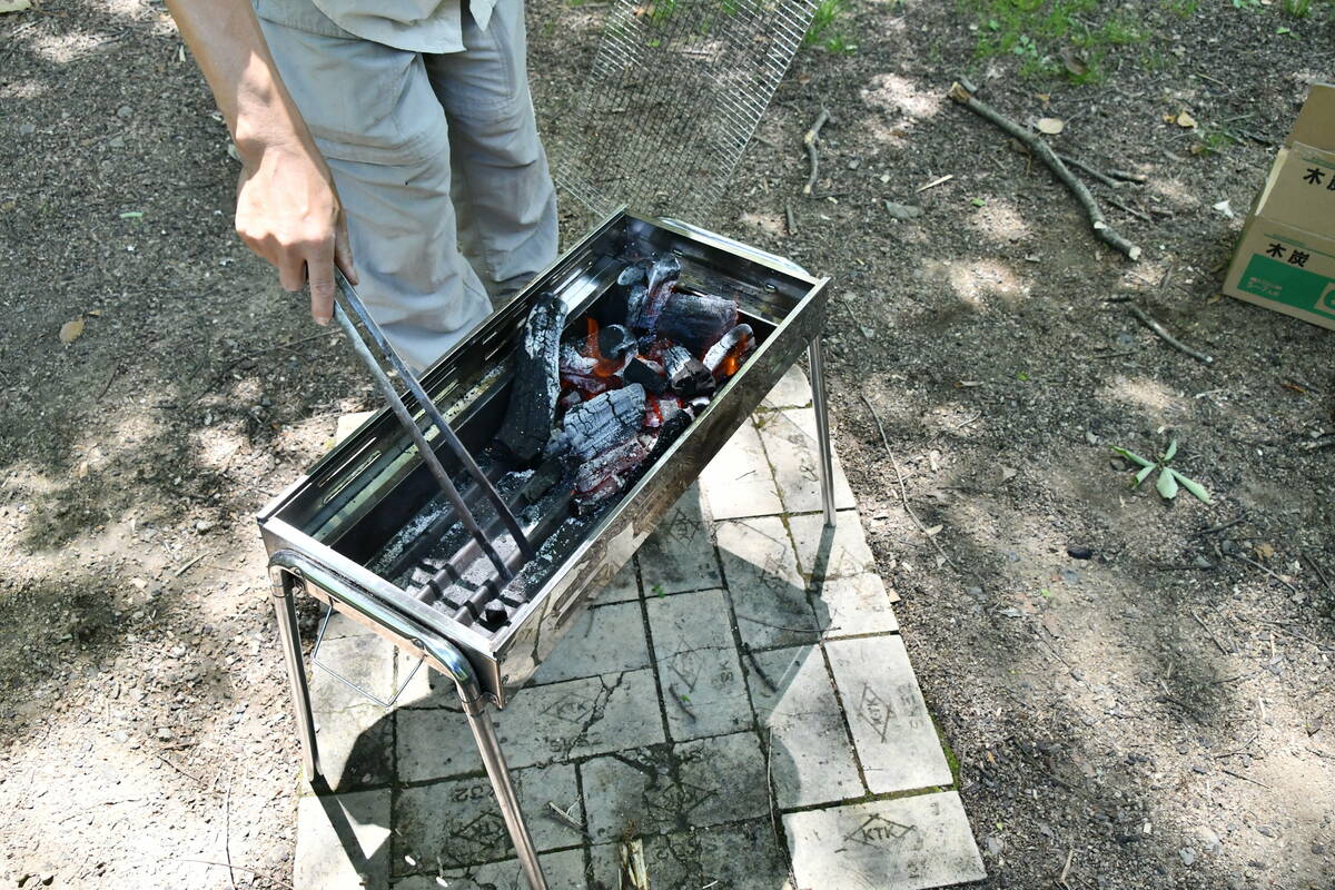 グリル内の木炭の位置を焼成する様子