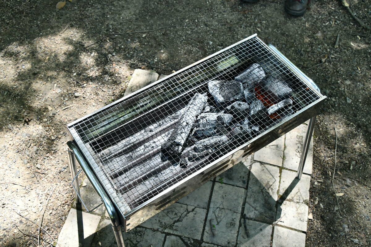 グリルの端に寄せられた木炭