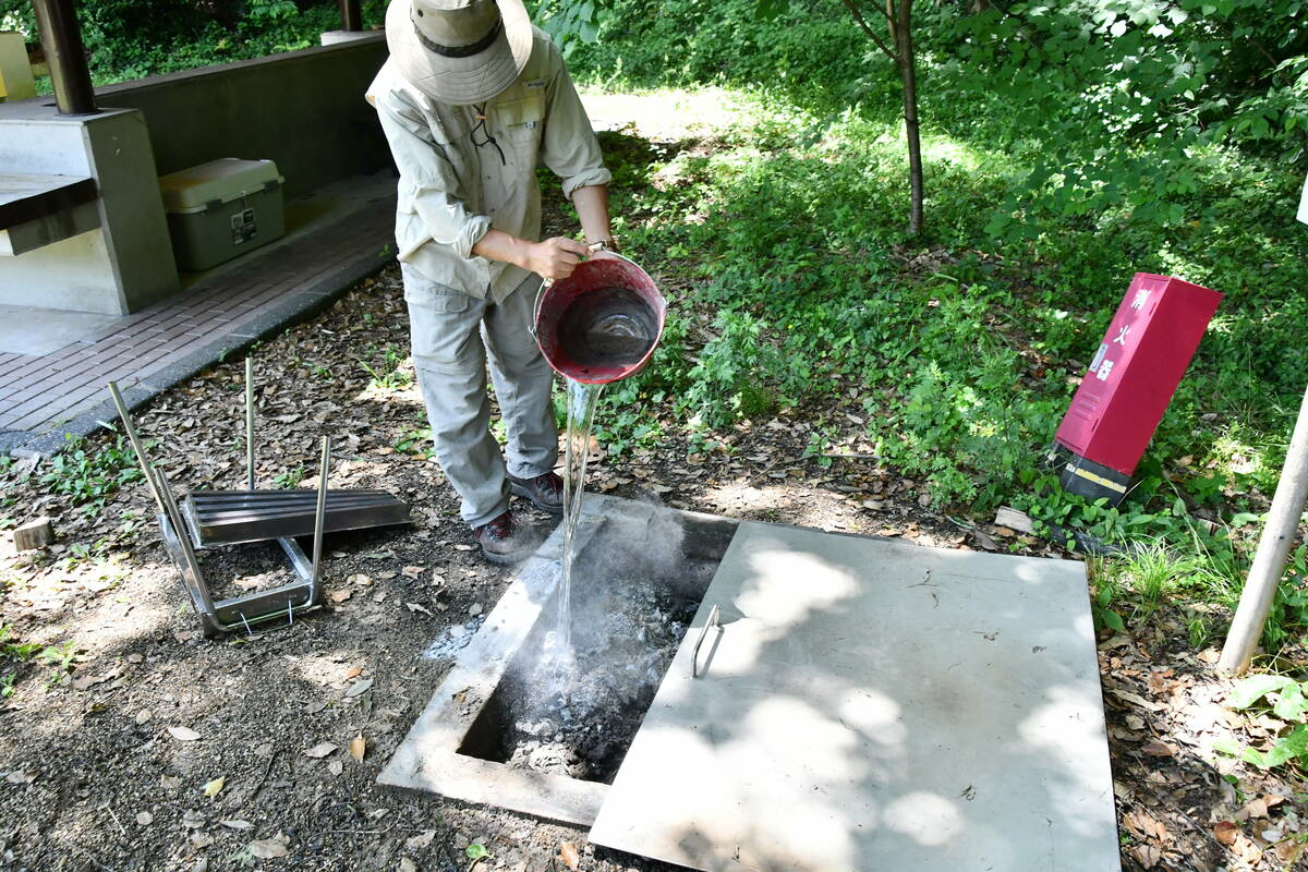 炭に水をかけて消火