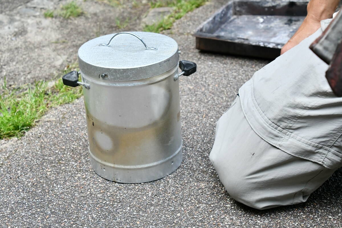 円筒の金属製の火消し壺