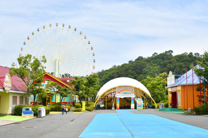 観覧車とパビリオンの並ぶ遠景