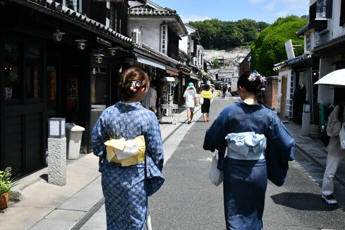 デニム浴衣で歩く2人の後ろ姿