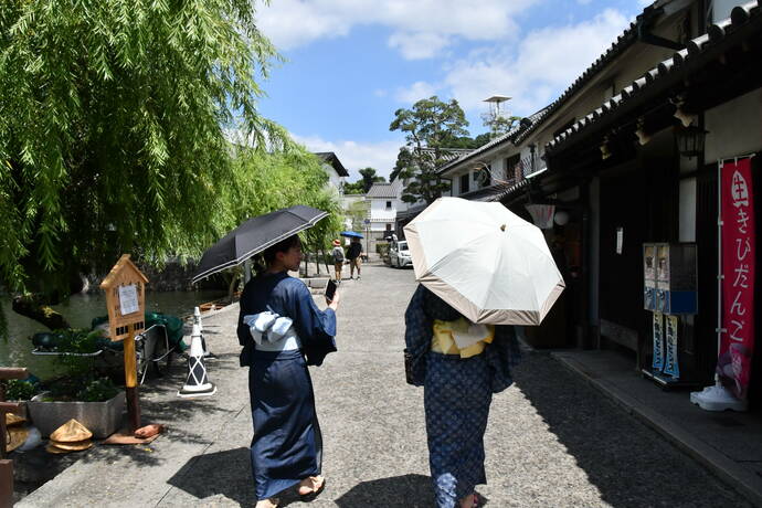 浴衣に日傘で散策する