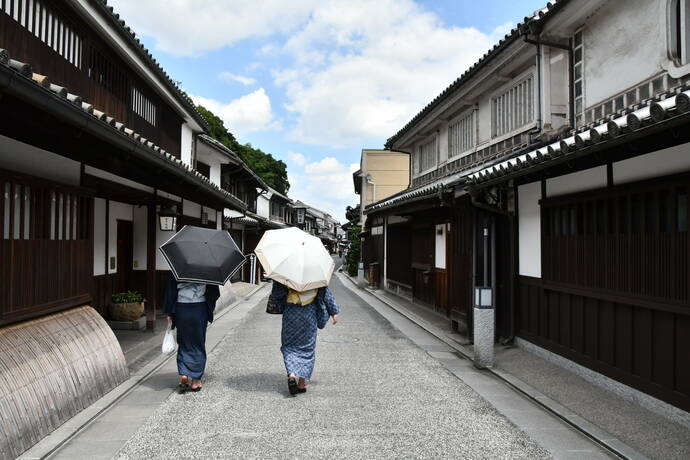 和風な趣の本町通りを歩く浴衣の2人