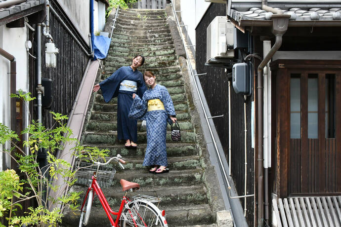 町屋の隙間の古い階段で撮影