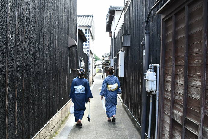 細い路地を歩く後ろ姿