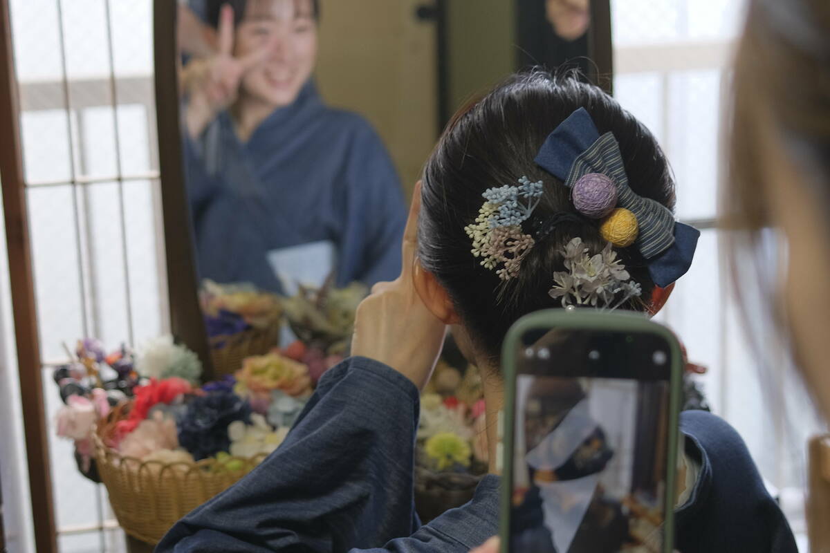 鏡の前で髪型をセット