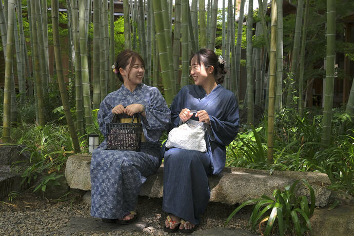 木漏れ日のさす竹林で撮影