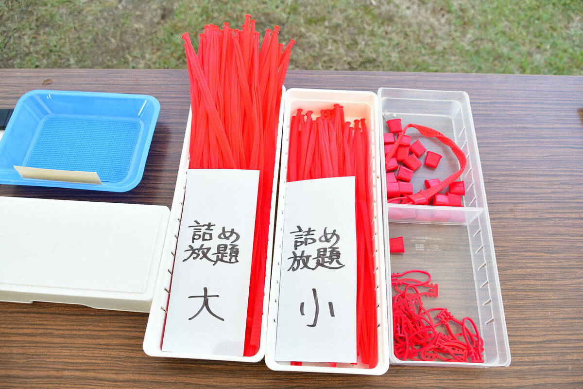 詰め放題のネット袋を手に